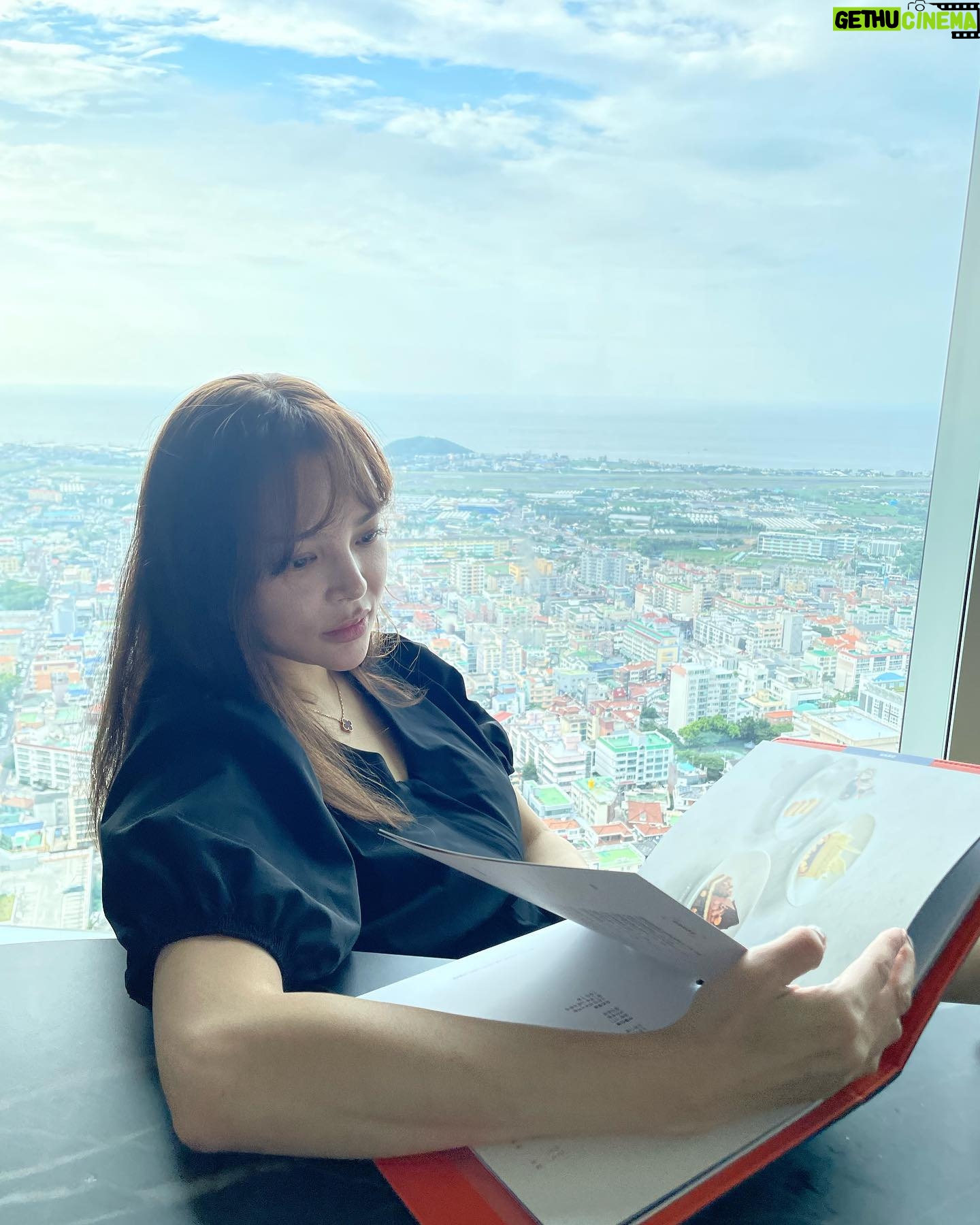 Park Si-yeon - 5.7K Likes - 보물이들 달래고 진지하게 메뉴 고민하고 행복하게 먹습니다😘