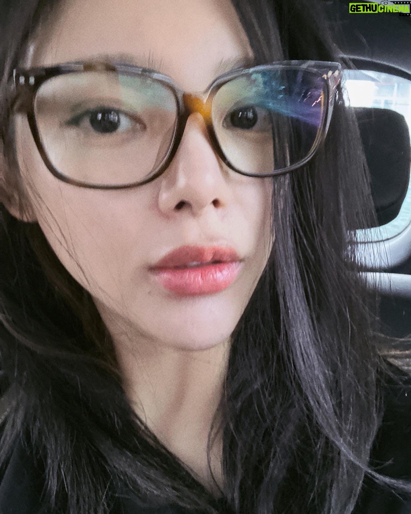 Park Si-yeon - 4.9K Likes - 오랜만에 흑발염색 너무 좋다아🤍