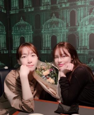Park Si-yeon Instagram - 저 꽃선물받았어요♥️♥️♥️ 심장이 간질거리고 너무좋아서!!!!!!!!!!!!😘고마워 @eanakim