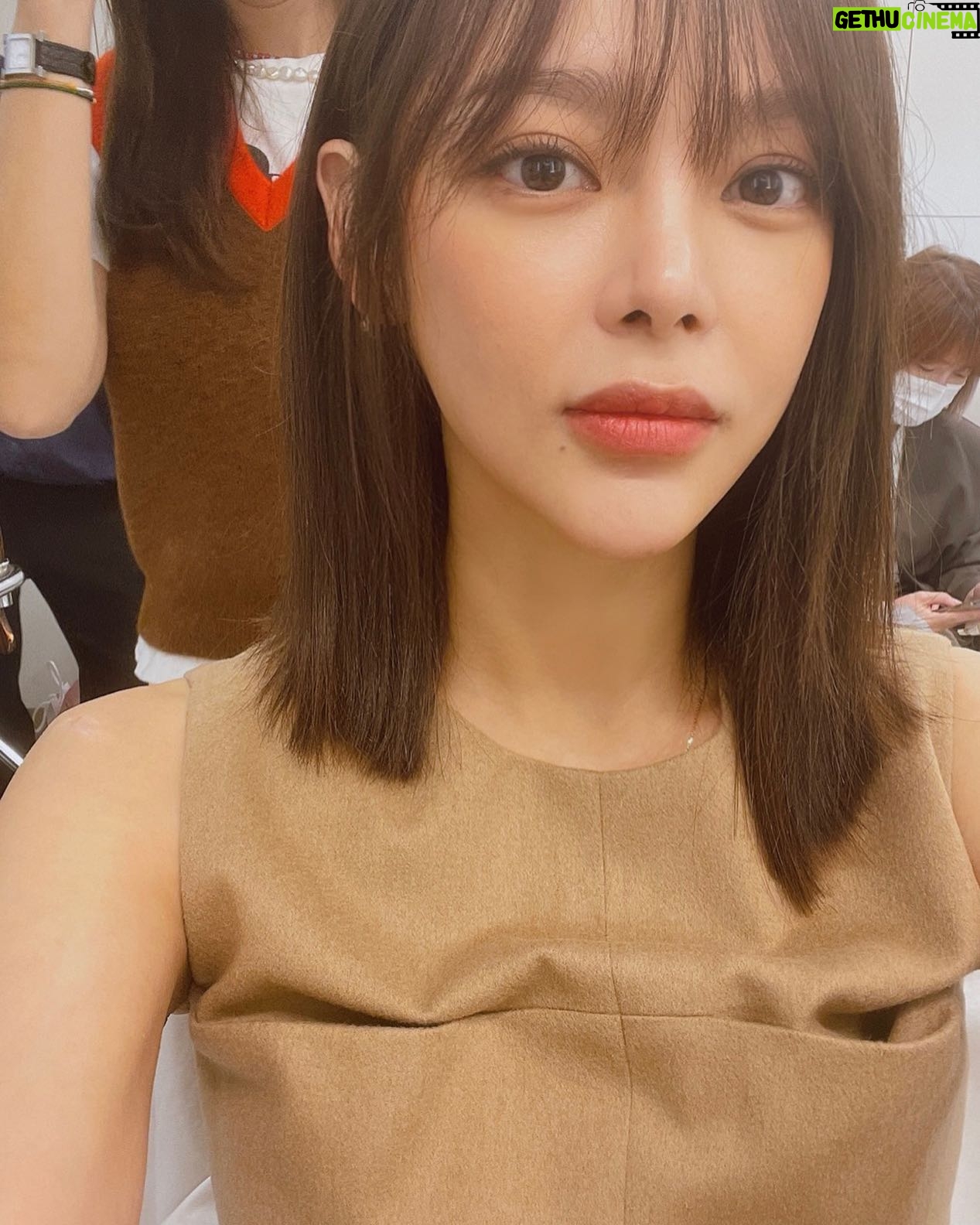 Park Si-yeon - 5.2K Likes - 오랜만에 헤어 메이크업🎈
지춘희선생님 쇼보러 고고