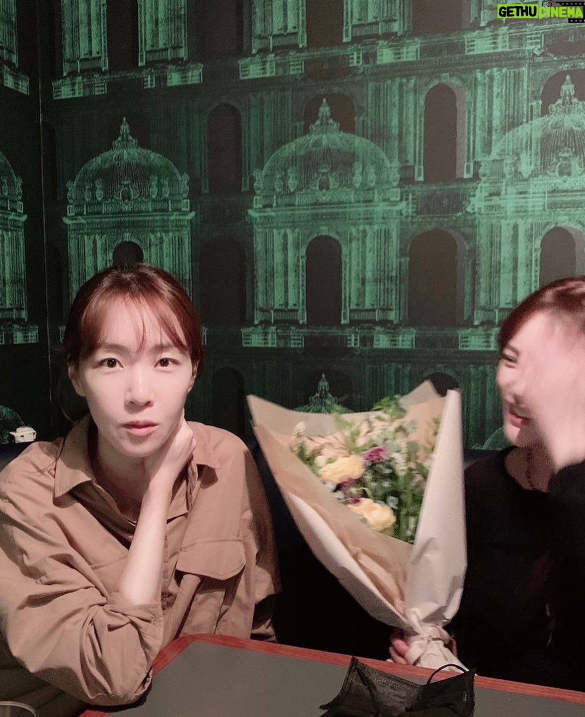 Park Si-yeon - 4.6K Likes - 저 꽃선물받았어요♥️♥️♥️ 심장이 간질거리고 너무좋아서!!!!!!!!!!!!😘고마워 @eanakim
