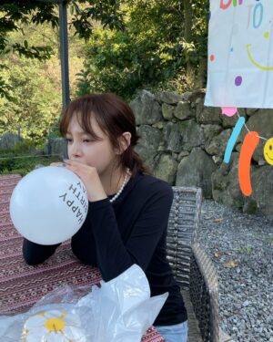 Park Si-yeon Instagram - 풍선 스무개쯤 불고나면 다들 자는거 맞죠?
보물이 생일파티 준비🎂