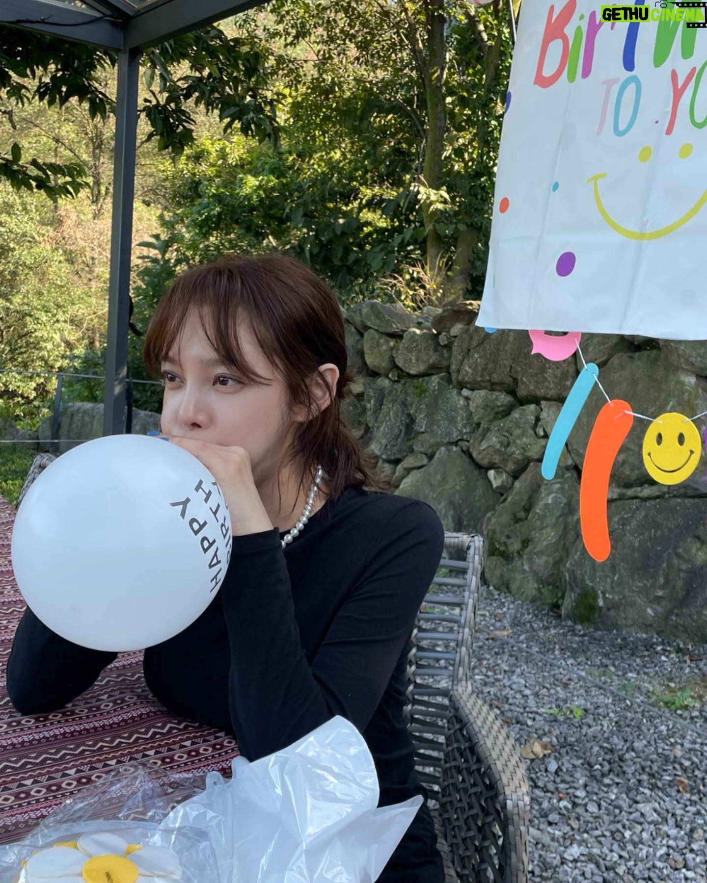Park Si-yeon - 4.7K Likes - 풍선 스무개쯤 불고나면 다들 자는거 맞죠?
보물이 생일파티 준비🎂