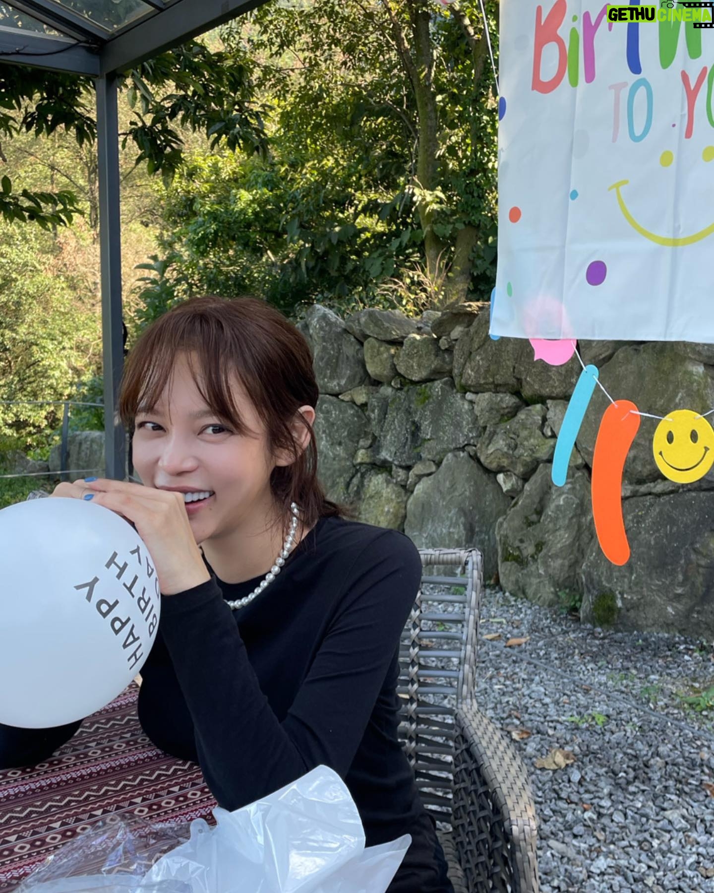 Park Si-yeon - 4.7K Likes - 풍선 스무개쯤 불고나면 다들 자는거 맞죠?
보물이 생일파티 준비🎂