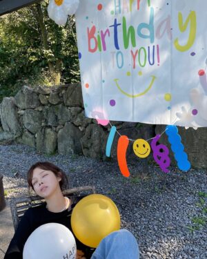 Park Si-yeon Instagram - 풍선 스무개쯤 불고나면 다들 자는거 맞죠?
보물이 생일파티 준비🎂