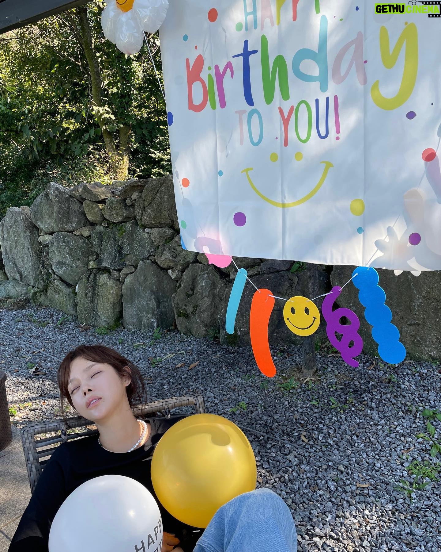 Park Si-yeon - 4.7K Likes - 풍선 스무개쯤 불고나면 다들 자는거 맞죠?
보물이 생일파티 준비🎂