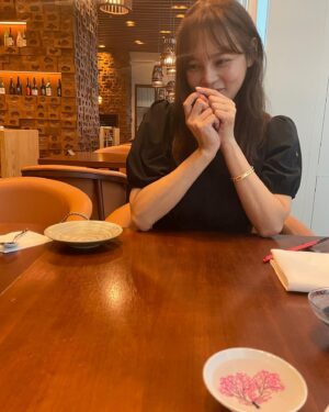 Park Si-yeon Instagram - 보물이들 달래고 진지하게 메뉴 고민하고 행복하게 먹습니다😘