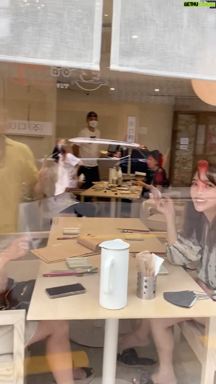 Park Si-yeon - 5.6K Likes - 만나면 반가운 김우리오라버니🤣
만나면 추억쌓는 현주언니😘