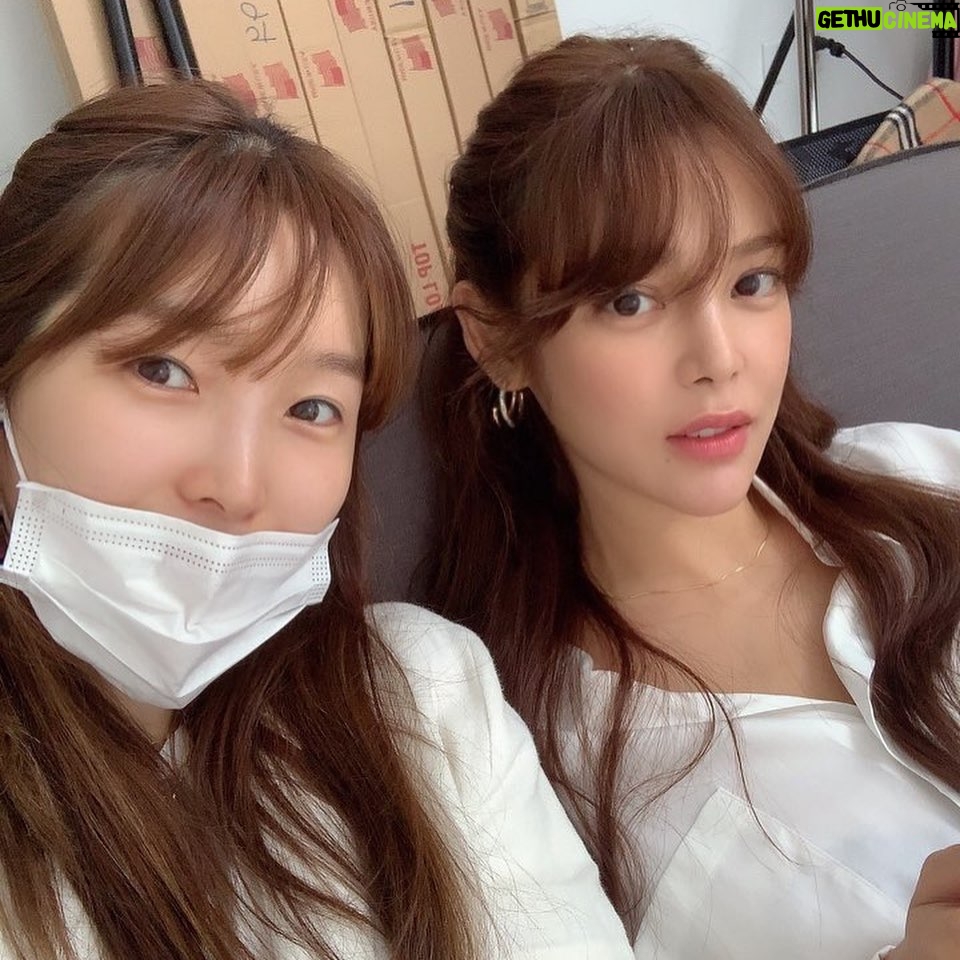 Park Si-yeon - 12.2K Likes - 요즘 나의 최애 귀걸이와 목걸이.
링귀걸이에 얇은 뱀줄목걸이 같이하면 너무 이쁜 조합💍
실제로 보면 더이쁜 #엠주