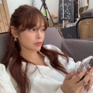 Park Si-yeon Instagram - 요즘 나의 최애 귀걸이와 목걸이.
링귀걸이에 얇은 뱀줄목걸이 같이하면 너무 이쁜 조합💍
실제로 보면 더이쁜 #엠주