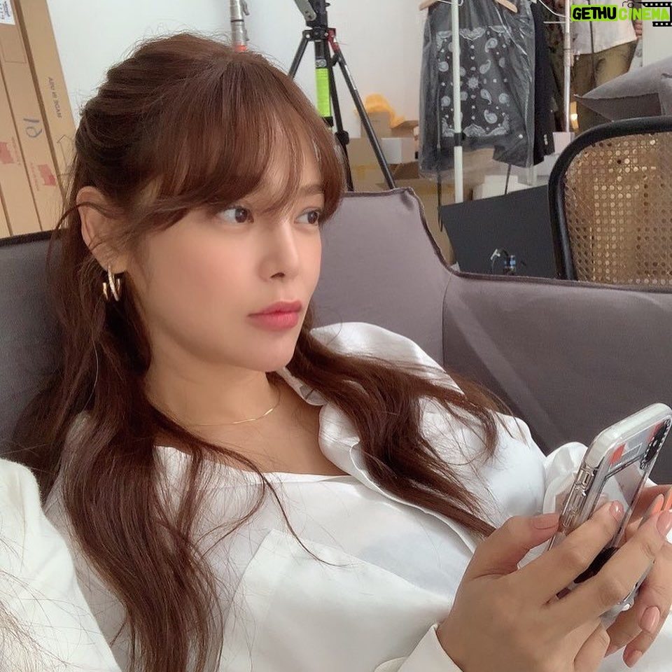 Park Si-yeon - 12.2K Likes - 요즘 나의 최애 귀걸이와 목걸이.
링귀걸이에 얇은 뱀줄목걸이 같이하면 너무 이쁜 조합💍
실제로 보면 더이쁜 #엠주
