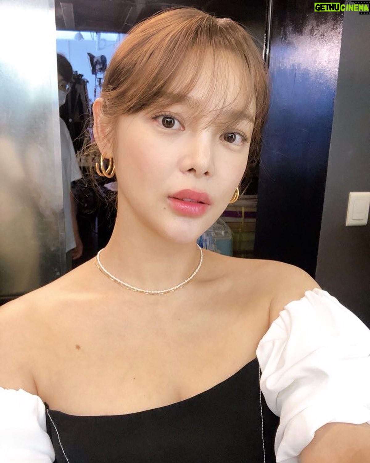 Park Si-yeon - 15.7K Likes - 촬영장서 신기했던 귀걸이
선오픈하고 반응이 좋데요😘 거봐~ 이쁘다구💍
