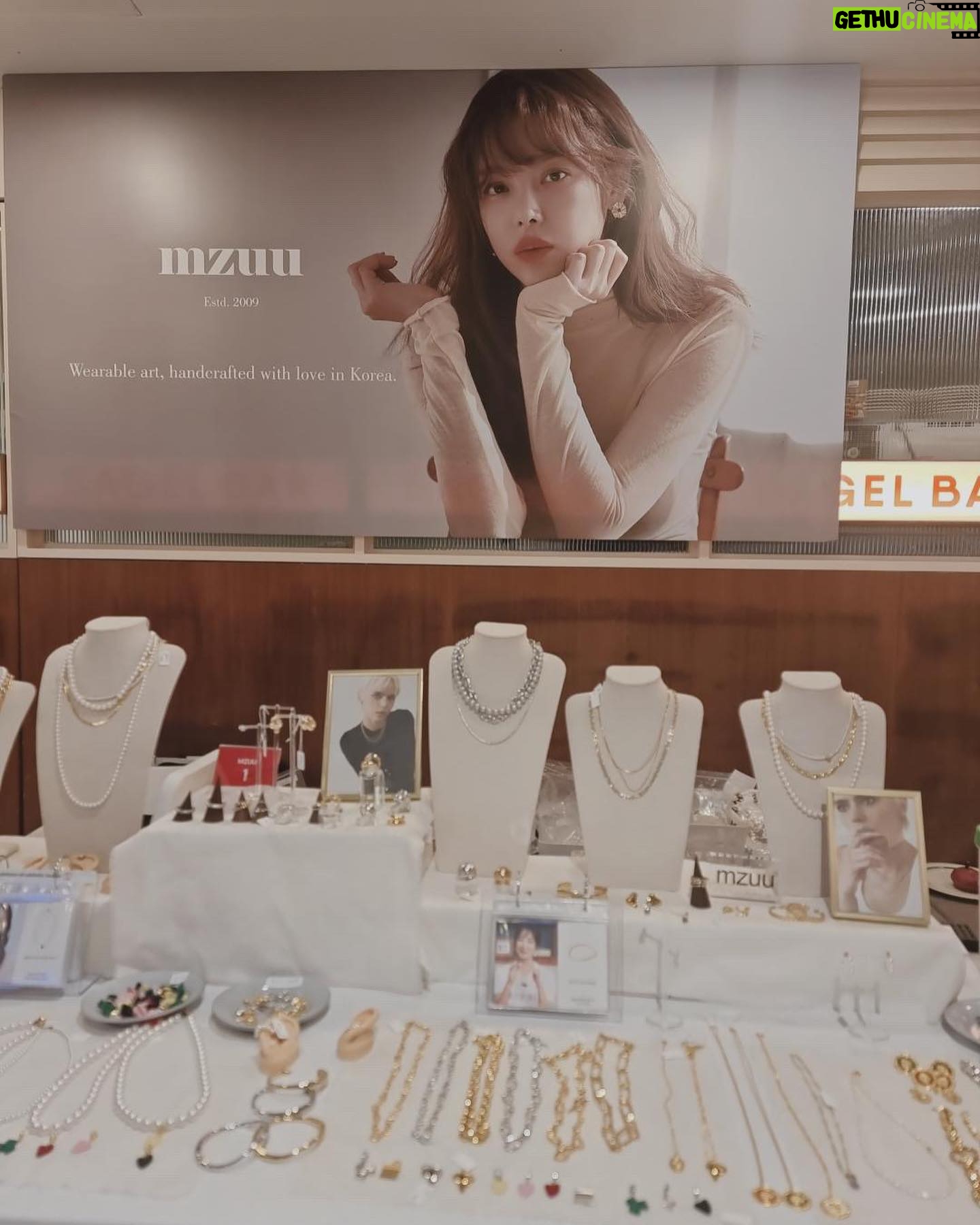 Park Si-yeon Instagram - MZUU Singapore Pop-up 내가 없지만 내가있는 mzuu팝업🥰 B1 @ Tangling Mall 30 Aug - 3 Sep 11am - 8pm 많이 놀러오세요💎