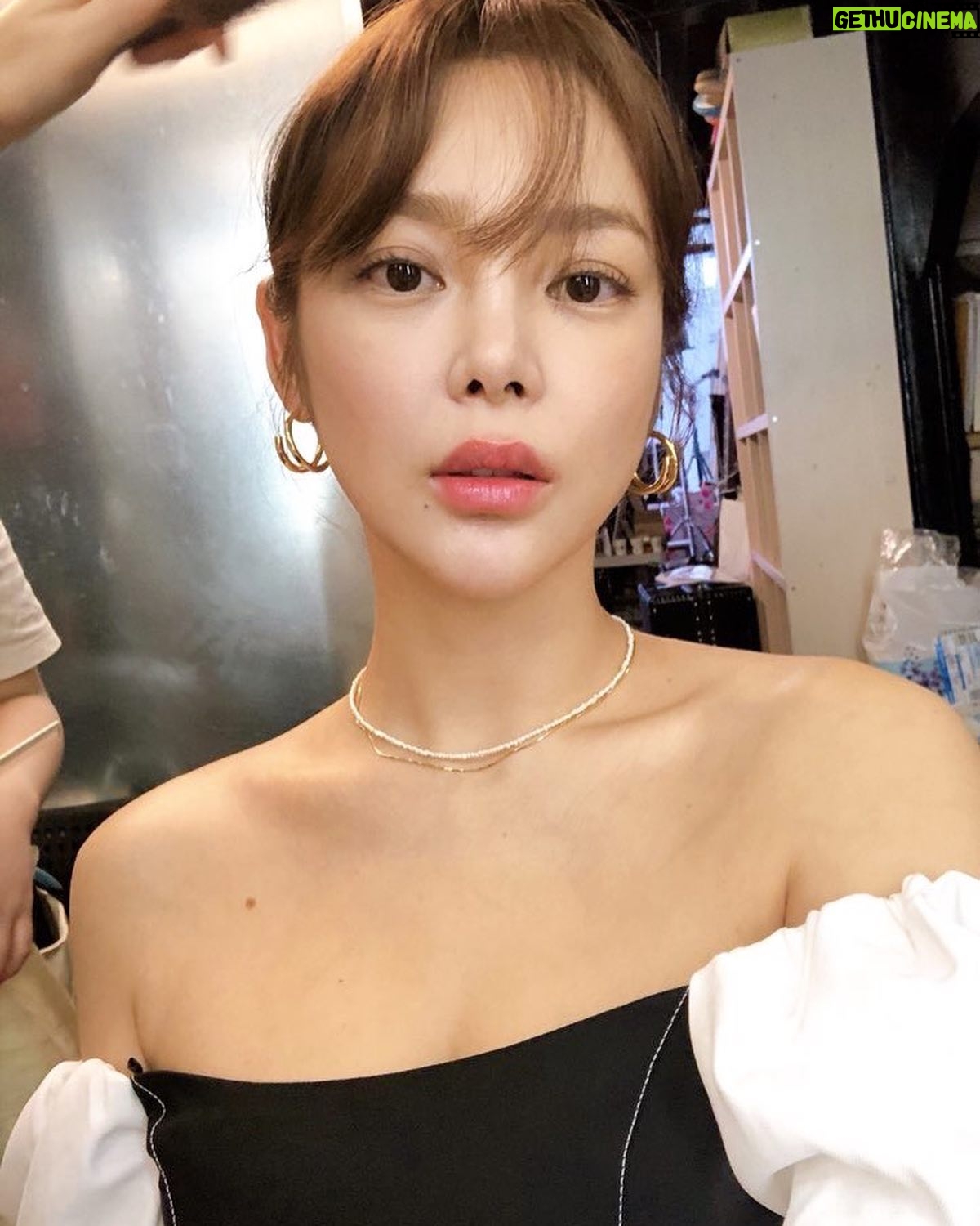 Park Si-yeon - 15.7K Likes - 촬영장서 신기했던 귀걸이
선오픈하고 반응이 좋데요😘 거봐~ 이쁘다구💍