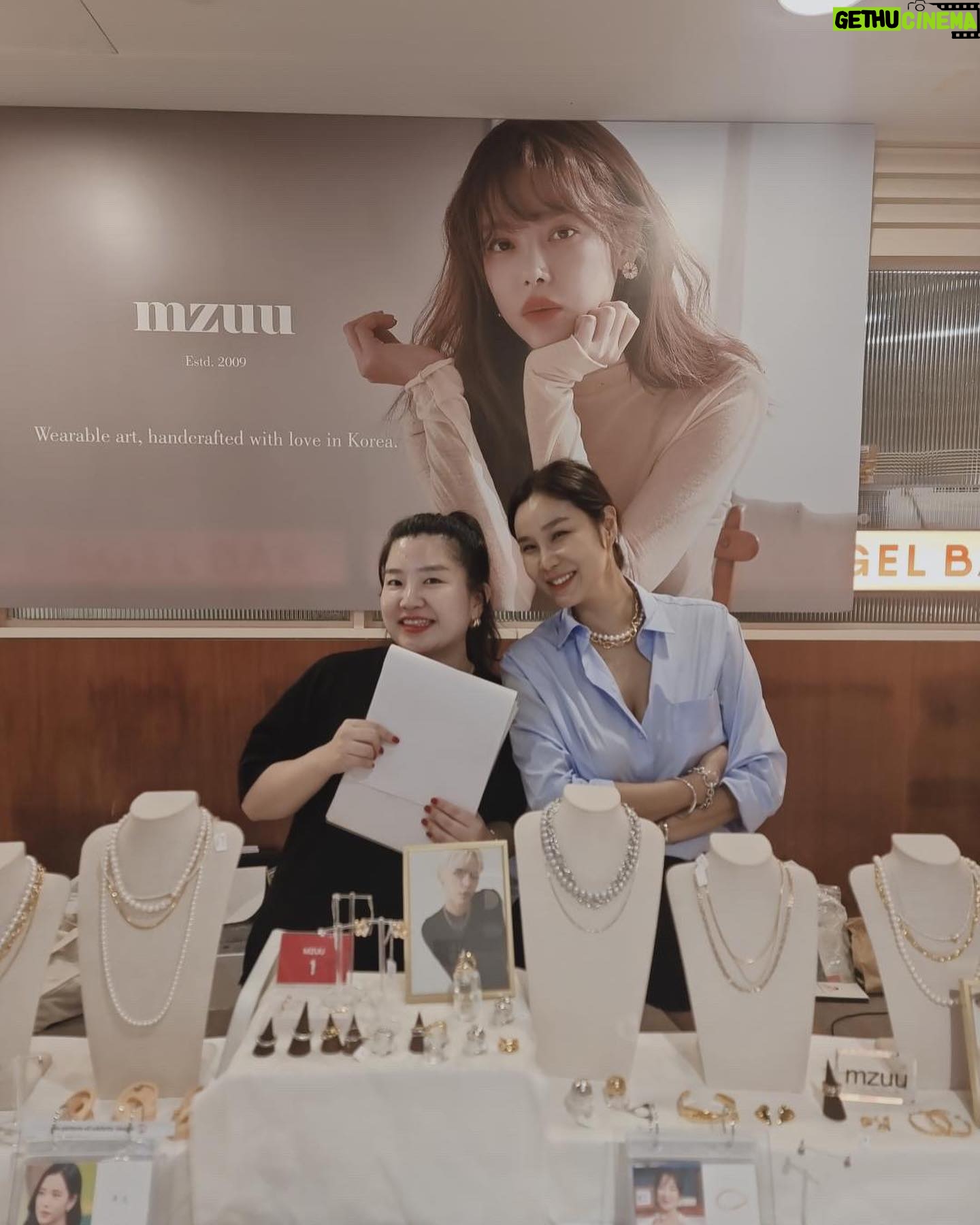 Park Si-yeon Instagram - MZUU Singapore Pop-up 내가 없지만 내가있는 mzuu팝업🥰 B1 @ Tangling Mall 30 Aug - 3 Sep 11am - 8pm 많이 놀러오세요💎