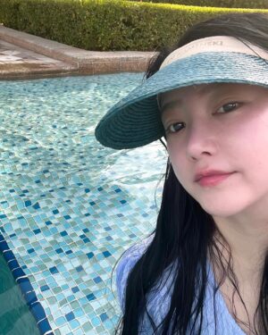 Park So-yeon Instagram - .
gym하고 갑자기 수영 🏊🏽‍♂️
난 수영복 안가져 왔는데…
역시 코리아 아쥼마. 국룰 썬캡은 가져옴
그래도 뜨거워 ...☀… 🍎🫠