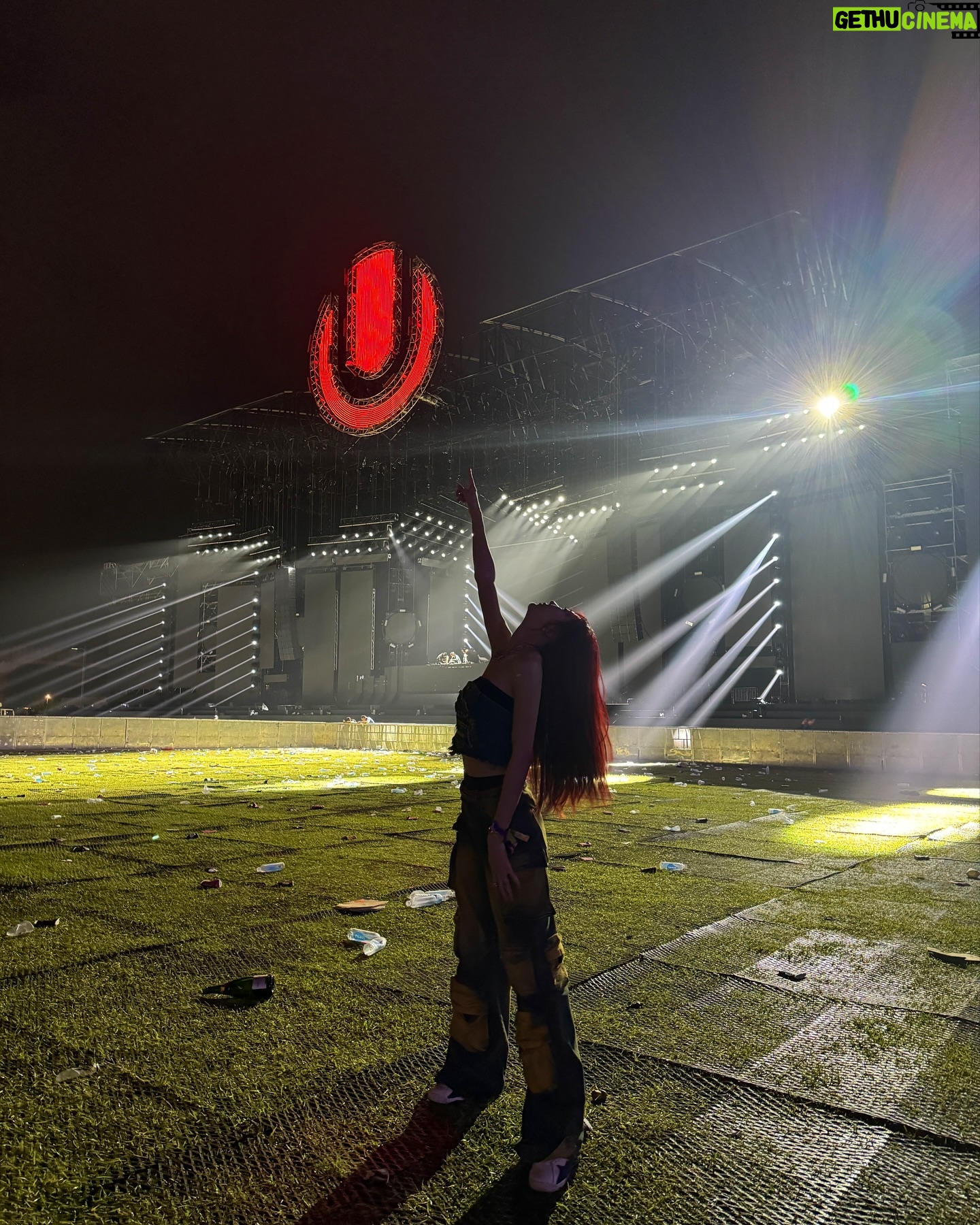 Park Soo-bin Instagram - 너어어어어어어무 아드레날린 솟구쳐서 기절할뻔한 나의 첫 UMF 공연❤️🔥 갓 아프로잭느님을 포기하고 저랑 즐겨주신 분들께 진심으로 감사합니다❤️🔥 라디오 스테이지 너무 재밌쟈아아아아아 언젠가 메인에 설 날을 기약하며, 나의 에너지를 가득실은 날개짓이 언젠가 큰 멋진 스톰이 되어 나타날거라 믿어의심치 않는다😝 목마사지 잘하고 주무십쇼^^ PS.곧 유튜브 라이브킬게요 울 침략이들 곧 보자❣️