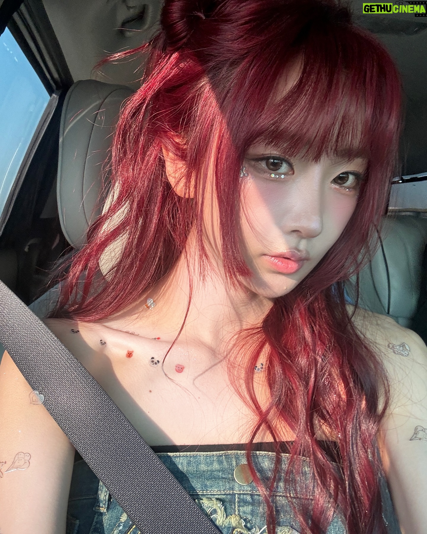 Park Soo-bin Instagram - 너어어어어어어무 아드레날린 솟구쳐서 기절할뻔한 나의 첫 UMF 공연❤️🔥 갓 아프로잭느님을 포기하고 저랑 즐겨주신 분들께 진심으로 감사합니다❤️🔥 라디오 스테이지 너무 재밌쟈아아아아아 언젠가 메인에 설 날을 기약하며, 나의 에너지를 가득실은 날개짓이 언젠가 큰 멋진 스톰이 되어 나타날거라 믿어의심치 않는다😝 목마사지 잘하고 주무십쇼^^ PS.곧 유튜브 라이브킬게요 울 침략이들 곧 보자❣️