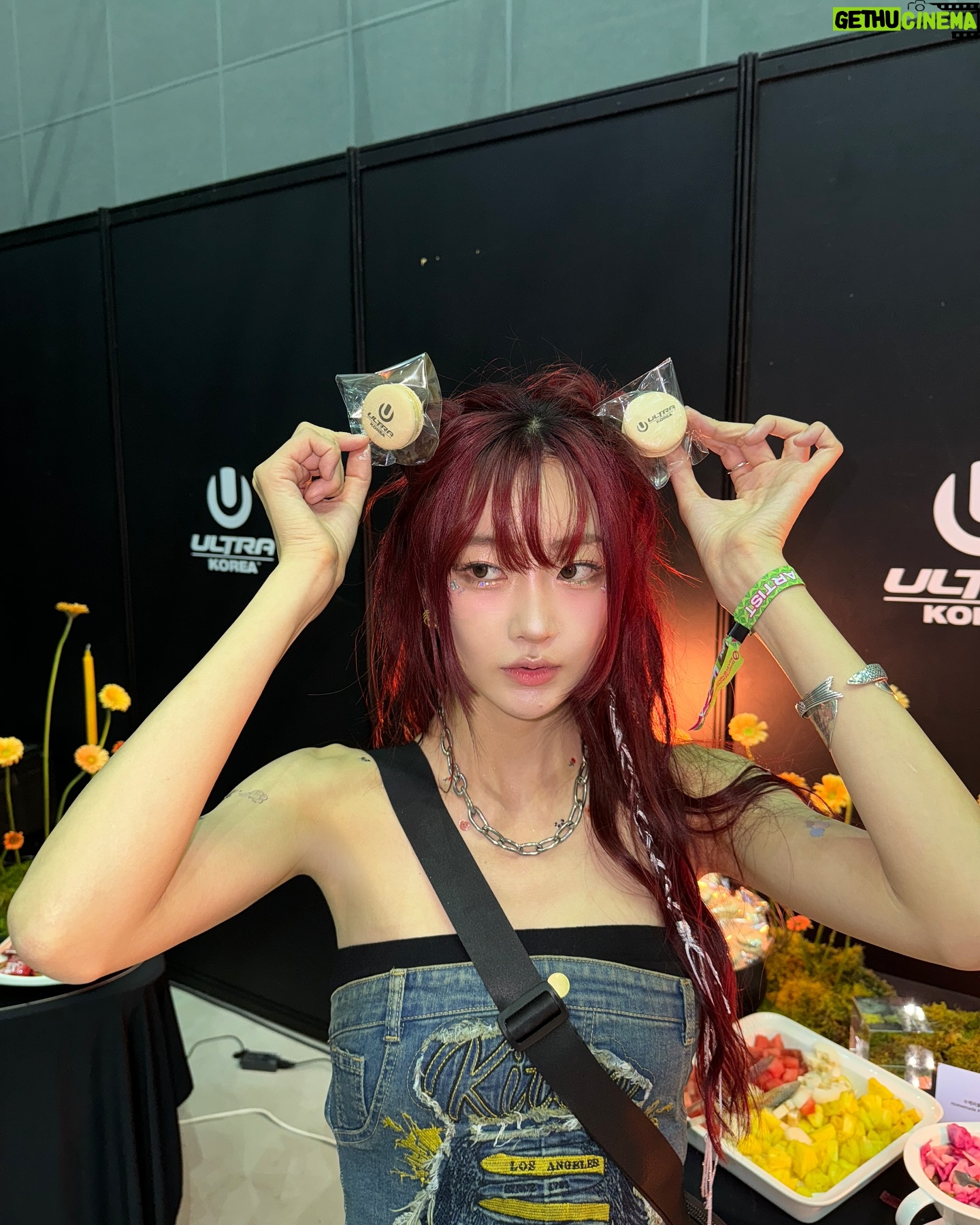 Park Soo-bin Instagram - 너어어어어어어무 아드레날린 솟구쳐서 기절할뻔한 나의 첫 UMF 공연❤️🔥 갓 아프로잭느님을 포기하고 저랑 즐겨주신 분들께 진심으로 감사합니다❤️🔥 라디오 스테이지 너무 재밌쟈아아아아아 언젠가 메인에 설 날을 기약하며, 나의 에너지를 가득실은 날개짓이 언젠가 큰 멋진 스톰이 되어 나타날거라 믿어의심치 않는다😝 목마사지 잘하고 주무십쇼^^ PS.곧 유튜브 라이브킬게요 울 침략이들 곧 보자❣️