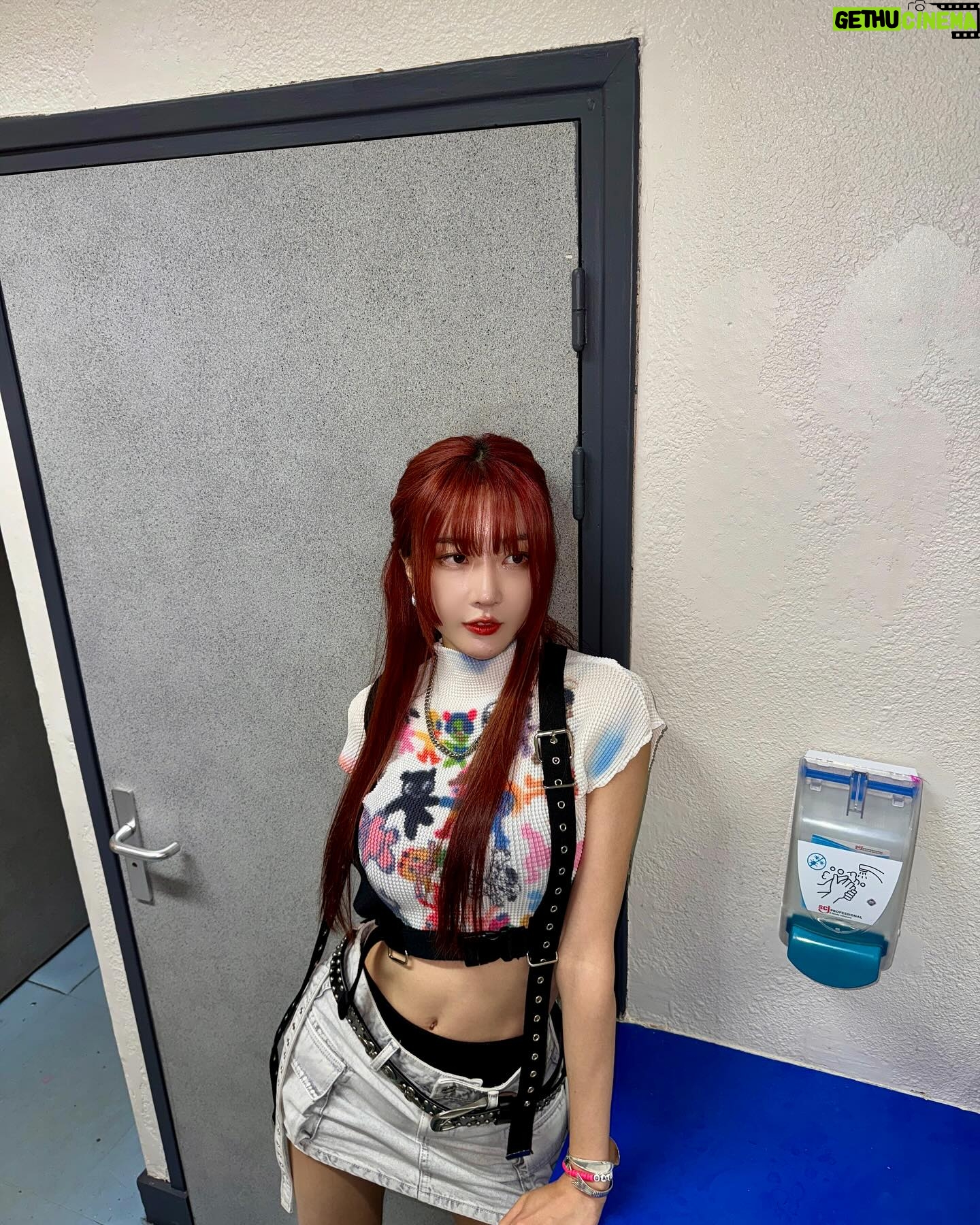 Park Soo-bin Instagram - Lyon, France💋un premier voyage révélant une ville bercée par les chants des bleus, un havre de paix qui soigne l'âme🐦🦋🪻Pourtant, notre spectacle y fut d'une ardeur incandescente, empli des cris d'enthousiasme. Je vous porte dans mon cœur avec tant d'affection et, si le destin le permet, j'aspire à vous revoir. Avec tout mon amour, je vous chéris🇫🇷