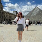 Park Soo-bin Instagram – I just made eye contact with the Mona Lisa, and soon it will be time to lock eyes with the fans in Lyon, France! Koreadays, see you soon, I miss you so much🇫🇷

Je viens de croiser le regard de la Joconde, et bientôt je vais rencontrer les fans à Lyon, en France ! Koreadays, à bientôt, tu me manques tellement🇫🇷

#louvre #koreadays