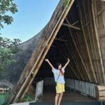 Park Ye-eun Instagram - 뮤트 프리다이빙 투어 day 1. 첫 날부터 함께 한 대왕 뾰루지 바다 색 미쳤음 활짝 핀 연꽃(?) 태국에서 N년 전에 산 가운(?) 카오락 너무 평화로워 너무 고마웠던 팀 뮤트 언니오빠들 다시한번 짱예쁜 바다 💙