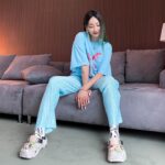 Park Ye-eun Instagram – #광고 크록스의 세가지 클로그를 지비츠™ 참으로 꾸며봤어요✨
샛노란 클래식 클로그엔 새콤달콤한 과일로🍓
유니크한 애니멀 리믹스 클로그엔 핫펠트 스펠링과 보석으로💎
스포티한 올터레인 클로그엔 외계인과 선인장으로🌵👽
여러분이 좋아하는 크록스는 ?! #crocs #크록스 #지비츠 @crocskorea