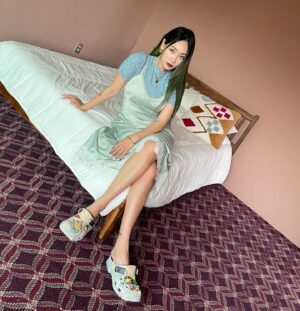 Park Ye-eun Instagram - #광고 크록스의 세가지 클로그를 지비츠™ 참으로 꾸며봤어요✨
샛노란 클래식 클로그엔 새콤달콤한 과일로🍓
유니크한 애니멀 리믹스 클로그엔 핫펠트 스펠링과 보석으로💎
스포티한 올터레인 클로그엔 외계인과 선인장으로🌵👽
여러분이 좋아하는 크록스는 ?! #crocs #크록스 #지비츠 @crocskorea