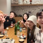 Park Ye-eun Instagram – 검은양 게임이 종료되었습니다!  여러분 어떻게 보셨나요?  저에게는 저 자신을 돌아보게 하는 소중한 경험이었습니다.. !  첫 날 밤 모인 우리 8명은 서로 비슷한 사람들이라고 여겼습니다. 나이, mbti, 직업 같은 것들-  좋은 사람들이 모여 다행이라고 생각했죠.  둘째 날 서로가 가진 50개 코드가 공개되자, 우린 서로가 가진 코드에 당황했고, 얼마나 다른 가치관과 삶의 경험을 가지고 있는지 – 누가 나와 가장 다른지를 찾게 되었습니다.  서로를 오해하고 의심하기 시작했죠.  셋째 날, 반드시 누군가가 양마을을 떠나야 했던 첫 날엔 게임에서 살아남기 위해, 논리보다 감정이 앞서고, 상대방의 입장보다 나의 생존이 더 중요해졌습니다.  그리고 저는 탈락 되었죠 ㅎㅎ  모두가 검은양이라고 생각했던 제가 탈락되고 난 다음날인 넷째날부터는 말그대로 악몽이었다고 합니다. 누구를 믿고 누구를 의심해야 할지, 검은 양은 없고 사실 우리 모두가 검은 양이 된건 아닌지 게임 자체를 부정하게 되기도 했다고 해요.  결국 흰 양도, 검은 양도 승리하지 못한 검은 양 게임이 저에게 남긴 교훈은 ‘다름을 이해하는 것’ 입니다. 8명이 힘을 합친 지뢰찾기에서 우리는 게임을 이겼고, 8명 모두를 지킬수 있었습니다.  모두가 한마음이 되어서 가능한 일이었습니다.  우린 사실은 다 회색 양으로 살아갑니다. 조금 더 흰양, 조금 더 검은양들 속에서 나 역시 검은 양이 될수 있습니다. 그게 내가 될때까지 깨닫지 못할 뿐.  여하튼, 우리 참가자들 모두 너무너무 고생했고 다들 착하고 좋은 사람들이에요!! ㅎㅎㅎ 함께 많이 울고 많이 웃었습니다 💓 검은양 게임 보면서 답답하셨던 분들, 시즌2에 참여해보시는 건 어때요?? 검은 양 게임이 여러분을 기다립니다 🐏🖤🤍