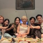 Park Ye-eun Instagram – 검은양 게임이 종료되었습니다!  여러분 어떻게 보셨나요?  저에게는 저 자신을 돌아보게 하는 소중한 경험이었습니다.. !  첫 날 밤 모인 우리 8명은 서로 비슷한 사람들이라고 여겼습니다. 나이, mbti, 직업 같은 것들-  좋은 사람들이 모여 다행이라고 생각했죠.  둘째 날 서로가 가진 50개 코드가 공개되자, 우린 서로가 가진 코드에 당황했고, 얼마나 다른 가치관과 삶의 경험을 가지고 있는지 – 누가 나와 가장 다른지를 찾게 되었습니다.  서로를 오해하고 의심하기 시작했죠.  셋째 날, 반드시 누군가가 양마을을 떠나야 했던 첫 날엔 게임에서 살아남기 위해, 논리보다 감정이 앞서고, 상대방의 입장보다 나의 생존이 더 중요해졌습니다.  그리고 저는 탈락 되었죠 ㅎㅎ  모두가 검은양이라고 생각했던 제가 탈락되고 난 다음날인 넷째날부터는 말그대로 악몽이었다고 합니다. 누구를 믿고 누구를 의심해야 할지, 검은 양은 없고 사실 우리 모두가 검은 양이 된건 아닌지 게임 자체를 부정하게 되기도 했다고 해요.  결국 흰 양도, 검은 양도 승리하지 못한 검은 양 게임이 저에게 남긴 교훈은 ‘다름을 이해하는 것’ 입니다. 8명이 힘을 합친 지뢰찾기에서 우리는 게임을 이겼고, 8명 모두를 지킬수 있었습니다.  모두가 한마음이 되어서 가능한 일이었습니다.  우린 사실은 다 회색 양으로 살아갑니다. 조금 더 흰양, 조금 더 검은양들 속에서 나 역시 검은 양이 될수 있습니다. 그게 내가 될때까지 깨닫지 못할 뿐.  여하튼, 우리 참가자들 모두 너무너무 고생했고 다들 착하고 좋은 사람들이에요!! ㅎㅎㅎ 함께 많이 울고 많이 웃었습니다 💓 검은양 게임 보면서 답답하셨던 분들, 시즌2에 참여해보시는 건 어때요?? 검은 양 게임이 여러분을 기다립니다 🐏🖤🤍