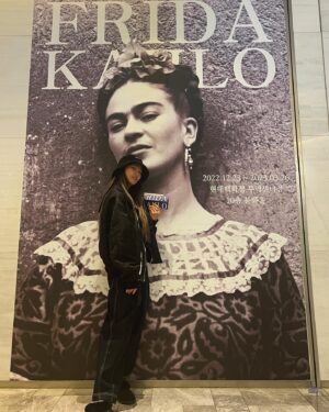 Park Ye-eun Instagram - #16주년 까먹을 뻔했네.. 세월 빠르다 그죠? #fridakahlo 사진전 보며 다시 충전 !!!💪🏻 #vivalavida 🔥