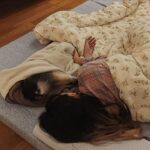 Park Ye-eun Instagram – 4월 12일 화창한 봄날에,
니뇨가 무지개 다리를 건넜습니다.
⠀
11년 동안 제 곁에서 항상 웃고 있던 니뇨는
저에게 기쁨 그 자체, 행복 그 자체였습니다.
인사이드 아웃의 조이처럼,
언제나 밝고 모두를 사랑하고 사랑받던 우리 니뇨는
마지막 가는 순간까지도 웃어 주었어요.
⠀
마지막 밤을 보내고 13일 오후에
니뇨를 사랑하는 가족들, 친구들과 함께
배웅해 주었습니다.
⠀
니뇨를 더는 안아줄 수 없다는 사실이
아직 실감이 안나고 너무 무서운데
잘 가라는 말을 도저히 못하겠는데
니뇨는 많은 분들의 인사를 받고 싶을 것 같아요
워낙 사람을 좋아하던 아이라서요
⠀
니뇨 거기서도 행복하라고, 아프지 말고 건강하라고
인사 부탁드려요..! 니뇨가 정말 좋아할 거에요
⠀
그리고 니뇨 사진 혹시 갖고 계신 분들
저에게 보내주시면 감사하겠습니다
제가 모르는 사진을 보면 니뇨를 다시 만난 것 같아서요
⠀
니뇨야 엄마는 세상에서 니뇨를 제일 사랑해
엄마를 사랑해줘서 너무 너무 고마워
엄마에게 다시 돌아올거라 믿고 있을께
편히 쉬어 내 사랑 니뇨야
⠀