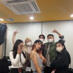 Park Ye-eun Instagram - 누가 “넌 가장 행복했던 순간이 언제야?” 라고 물을 때 항상 어려웠는데, 이제 확실히 알게 됐어요. 2022년 11월 18일, 오렌지 프라이데이가 내 인생에서 가장 행복했던 순간이라고 말할거에요. ⠀ 언제나 그려왔던 단독 콘서트인 만큼 하고 싶은거 보여주고 싶은것도 너무 많았고 무엇보다 내가 할수 있을까, 내가 감당할 수 있는 일인가 내내 고민했던 것 같아요 ⠀ 매일 걱정이 꼬리를 물고 생각이 꼬리를 물고 체력은 따라주지 않고 각종 영양제 링거 맞아가면서 도망가고 싶다는 생각도 여러번 들었고 .. ⠀ 마지막 합주까지도 내가 너무 욕심을 부린건 아닌지 내가 모두를 실망시키는건 아닌지 잠도 못자고 꿈에서도 연습을 하고 .. 자신이 없었거든요 ⠀ 공연을 마치고 보니까 내가 모든 걸 쏟아부었듯이 함께 준비한 분들 역시 다 쏟아부어 주셨구나, 너무 감사해졌어요..! ⠀ 그래서 조금 긴 thanks to 를 적어보려고 합니다. ⠀ 먼저 우리 밴드, 진우오빠, 대현오빠, 성수오빠, 성영이. 2017년부터 공연보다 훨씬 더 많은 합주를 하면서 내 곁을 지켜준 든든한 사람들. 나의 예민함과 집착도 음악에 대한 열정으로 이해해주는 우리 밴드 덕분에 멋지게 공연 마칠 수 있었어요. 다들 오랫동안 기다려왔던 공연을 드디어 올릴수 있어서 너무 행복했고, 너무 고맙고 사랑해요🧡 (정신없어서 밴드 소개를 못한 것도 미안해요ㅠㅠ) ⠀ 그리고 음향팀! 고기사님과 두 분(제가 성함을 몰라서 죄송해요)ㅠㅠ 하나하나 꼼꼼히 체크해주시고 가장 제 목소리가 빛나게끔 모든 걸 세팅해주셔서, 너무 감사드려요..! 덕분에 힘나서 공연할 수 있었습니다! 앞으로 더 자주 뵈었으면 좋겠어요 🧡 ⠀ 또 연출팀! 이런저런 컨셉들 가지고 갑작스레 무리한 부탁들도 많이 드렸는데 ㅠ 너무나 아름답게 또 음악을 제대로 표현할 수 있게 무대 구성부터 조명 하나하나 만들어주셔서 정말 감동이었어요.. 특히 새틀라잇에서 천장 가득히 채워주신 별때문에 리허설 하다가 울뻔 했어요.. ㅠㅠ 말로 다 표현 못할 만큼 감사드립니다 🧡 ⠀ 또 우리 뷰티팀 !! 선우오빠, 다솜씨와 우선 팀 내가 가장 예쁘게 보이는 헤어와 메이크업, 정말 늘 너무너무 고마워요! 하나실장님! 나보다 더 많이 울었죠 ㅎㅎ 멋지게 예쁘게 입혀주셔서 늘 감사해요 🧡 ⠀ 그리고 게스트님들! 개코오빠, 따마 앞뒤로 공연이라 사실 힘든 일인데 너무 흔쾌히 와줘서 고마워요 ㅠㅠ 수란언니, 미란이 나보다 더 무대를 뒤집어놓고 가줘서 나도 뒤에서 귀호강 했습니다😆 고마워요! 혜림이 오랜만에 무대인데 음원 씹어먹은 라이브 보여줘서 너무 고마워 🧡 ⠀ 그리고 우리 아메바 식구들! 내 욕심으로 인트로 & 상담 영상 만드느라 고생한 마르코랑 요나 언니! 멋진 영상 만들어줘서 너무 고마워! 영서씨, 비 합주때마다 맘졸였죠 ㅠ 너무 고생했어요! 아롬씨, 엠디 챙기느라 또 홍보하느라 너무 고생했어요! 재홍씨..! 콘서트 걱정에 밥도 못먹고 잠도 못자고 ㅠㅠ 늘 아껴주고 위해줘서 고마워요 ! 경민언니, 규상오빠, 영열오빠 좋은 기회를 주셔서 정말 감사해요 또 모든 아메바 식구들 사랑합니다🧡 ⠀ 또 제가 놓친 게 있을 수도 있는데 ㅠ 모두모두 너무 감사하고 또 감사드려요! ⠀ 무엇보다도, 저 목아프지 않게 저보다 더 크게 같이 노래 불러준 우리 자두들 💓 2시간 40분 스탠딩을 끝까지 뛰면서 즐겨주고, 2층에서도 소리질러주고, 모든 곡을 외워서 불러줘서 정말 너무너무 고마워요 ! 기다려줘서, 함께해줘서 정말로.. 고마워요 🧡 ⠀ 단 1초도 행복하지 않은 순간이 없었던 2시간 40분을 함께 해준 모든 분들, 다시한번 진심으로 감사드립니다.. 😭 모두 사랑해요 🧡🧡🧡 ⠀ ⠀