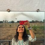 Parna Pethe Instagram - in the realm of cool mirror selfies, how often do we get this mirror view? 😍 🍃 @minandumadhav @dusshbag thankyou! 😌💛