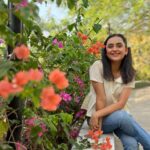Parna Pethe Instagram - “Life’s funny. To a kid, time always drags. Suddenly you’re fifty. All that’s left of your childhood… fits in a rusty little box.” (from Amélie) amidst summer flowers! 💛 😍 — pc @kadambarik13