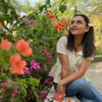 Parna Pethe Instagram - “Life’s funny. To a kid, time always drags. Suddenly you’re fifty. All that’s left of your childhood… fits in a rusty little box.” (from Amélie) amidst summer flowers! 💛 😍 — pc @kadambarik13