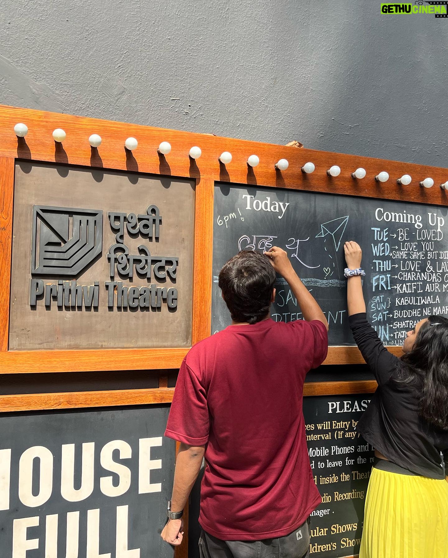 Parna Pethe Instagram - Love will keep us alive! Acknowledging, understanding, respecting and celebrating the differences and finding hope through love! Believing in the magic and resistance of theatre! Theatre will get us through! ЁЯТЫ Sharing some hopeful and joyous moments from @studiotamaasha тАШs festival at @prithvitheatre , all plays directed by #sapansaran тЭдя╕П рдкреНрд░реЗрдо рдЖрдкрд▓реНрдпрд╛рд▓рд╛ рдЬрд┐рд╡рдВрдд рдареЗрд╡реЗрд▓! рдерд┐рдПрдЯрд░рдЪреНрдпрд╛ рдЬрд╛рджреВрд╡рд░ рд╡рд┐рд╢реНрд╡рд╛рд╕! @prithvitheatre рдпреЗрдереЗ @studiotamaasha рдЪреНрдпрд╛ рдорд╣реЛрддреНрд╕рд╡рд╛рддреАрд▓ рдХрд╛рд╣реА рдЖрдирдВрджрд╛рдЪреЗ рдХреНрд╖рдг рд╢реЗрдЕрд░ рдХрд░рддреАрдп ЁЯТЫ Happy Valentines Day! Keep loving fearlessly. #beloved #loveyou #samesamebutdifferent