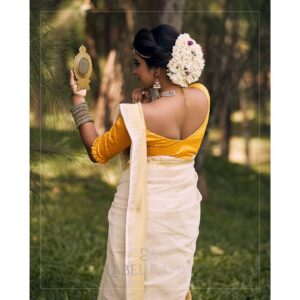 Parvathy Arun Instagram - 😇😘

#ethnic #traditional #saree 
#indian 
📸 @azif_3742 @thedtsdigital 
Costume and jewelry  @labelkayal