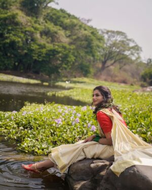 Parvathy Venkitaramanan Instagram - Inframe @parvathyofficial 
.
MUA @highlightsbridalstudio_makeup 
.
Shots @stories_by_vasanthjb @oxygen_films_ 
.
Hairstyle @usha__hairstylist 
.
Jewellery @login_bridal_jewelry_ 

#kerala #gram #photography #keralagallery