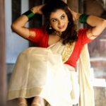 Parvathy Venkitaramanan Instagram - Inframe @parvathyofficial . MUA @highlightsbridalstudio_makeup . Shots @stories_by_vasanthjb @oxygen_films_ . Hairstyle @usha__hairstylist . Jewellery @login_bridal_jewelry_ #kerala #gram #photography #keralagallery