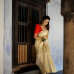 Parvathy Venkitaramanan Instagram - Inframe @parvathyofficial . MUA @highlightsbridalstudio_makeup . Shots @stories_by_vasanthjb @oxygen_films_ . Hairstyle @usha__hairstylist . Jewellery @login_bridal_jewelry_ #kerala #gram #photography #keralagallery