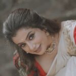 Parvathy Venkitaramanan Instagram - சுந்தரி 🌿... @oxygen_films_ @canonindia_official . Inframe: @parvathyofficial . Mua : @highlightsbridalstudio_makeup . Shots: @oxygen_films_ @stories_by_vasanthjb . Hairstyle : @usha__hairstylist Jewellery: @login_bridal_jewelry_ #keralagram #keraladiaries #keralam