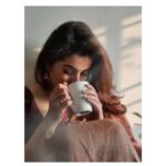 Parvathy Venkitaramanan Instagram - அவளும்!! தேனீரும்!! Shot by my thangams @manju_54 🤎 Saree @magizhamcollections #parvathy #paru #photography #artistlife #instagood
