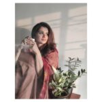 Parvathy Venkitaramanan Instagram - அவளும்!! தேனீரும்!! Shot by my thangams @manju_54 🤎 Saree @magizhamcollections #parvathy #paru #photography #artistlife #instagood