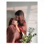 Parvathy Venkitaramanan Instagram - அவளும்!! தேனீரும்!! Shot by my thangams @manju_54 🤎 Saree @magizhamcollections #parvathy #paru #photography #artistlife #instagood