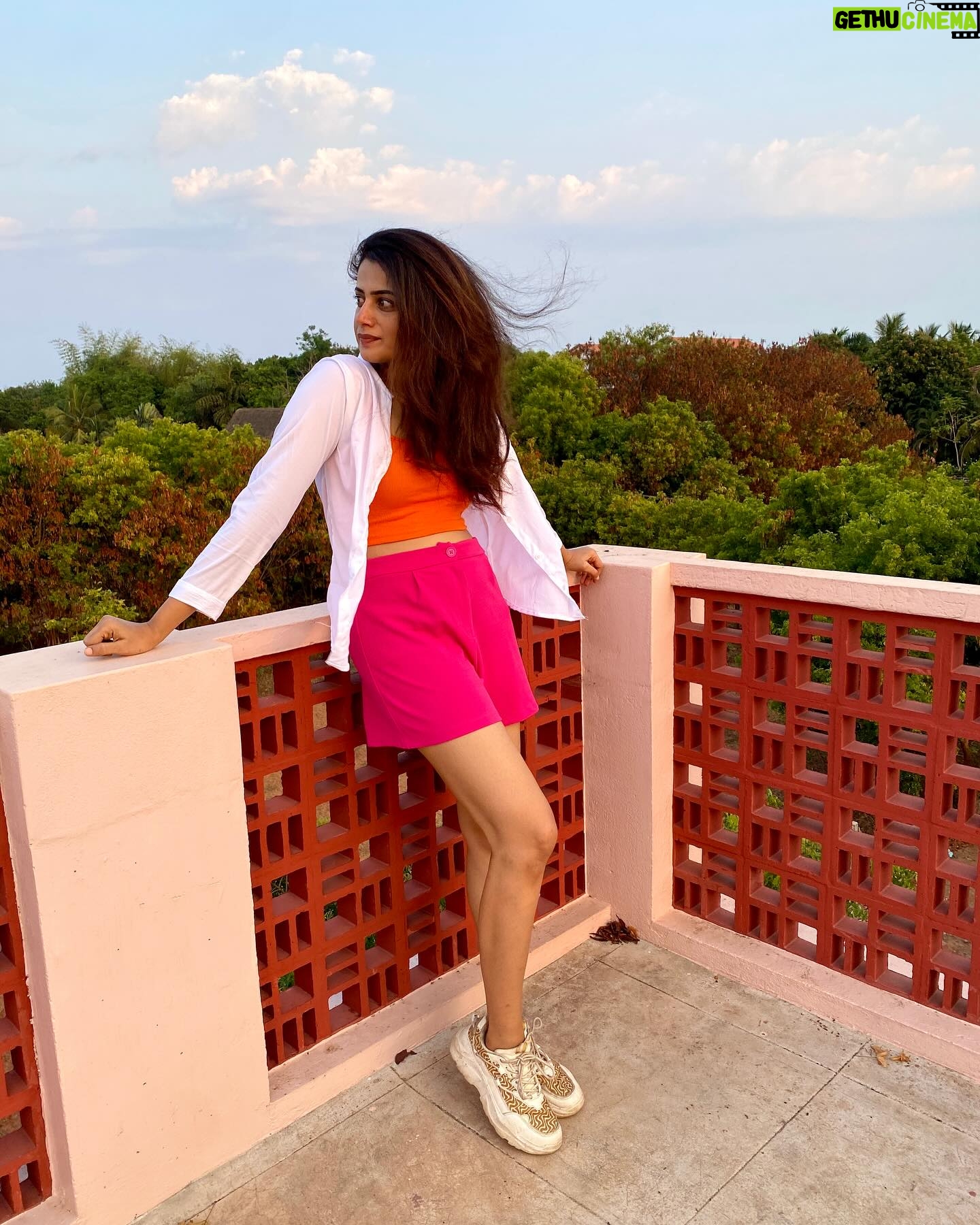 Parvathy Venkitaramanan Instagram - “Chasing sunsets and making memories with the squad. 🌅✨ #PondyDiaries #SquadGoals” 🏖️