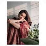 Parvathy Venkitaramanan Instagram - அவளும்!! தேனீரும்!! Shot by my thangams @manju_54 🤎 Saree @magizhamcollections #parvathy #paru #photography #artistlife #instagood