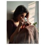 Parvathy Venkitaramanan Instagram - அவளும்!! தேனீரும்!! Shot by my thangams @manju_54 🤎 Saree @magizhamcollections #parvathy #paru #photography #artistlife #instagood
