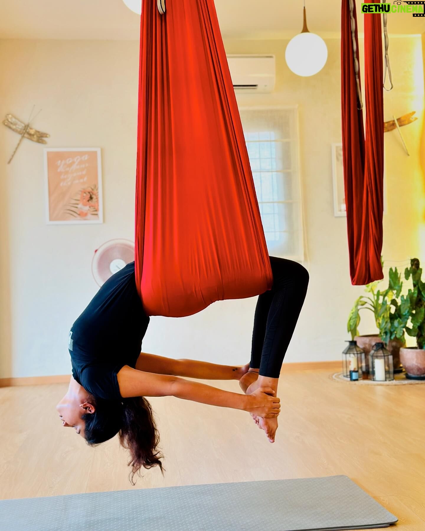 Parvathy Venkitaramanan Instagram - And Parus aerial journey begins..✨ Joining Aerial yoga was a dream and glad that i found this beautiful place 🧚🏿♀️ Day 1 of my aerial yoga with @aulayaa_yogastudio ✨ #parvathy #aerialyoga #love #yoga