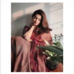 Parvathy Venkitaramanan Instagram - அவளும்!! தேனீரும்!! Shot by my thangams @manju_54 🤎 Saree @magizhamcollections #parvathy #paru #photography #artistlife #instagood